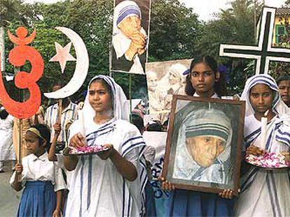 Jóvenes procedentes de la India pasean por Roma con símbolos y fotografías de la nueva beata.