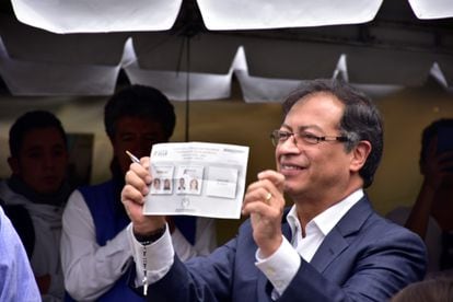 Gustavo Petro vota en la segunda vuelta de las presidenciales del 17 de junio de 2018 en Colombia.