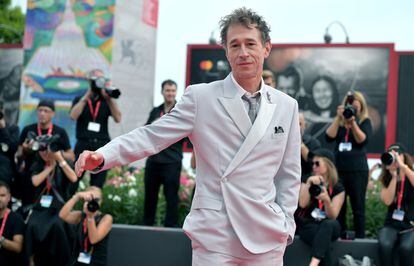 El director francés Bertrand Bonello, artífice de 'La bestia' en la alfombra del festival de Venecia, el 3 de septiembre de 2023. 
