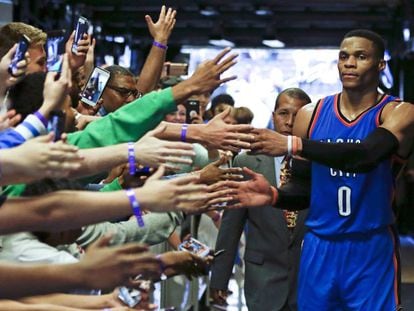 Westbrook saluda a los aficionados en Orlando.