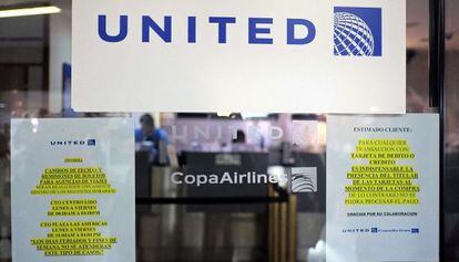 Señales de cerrado se pueden leer en las oficinas de las aerolíneas en Venezuela