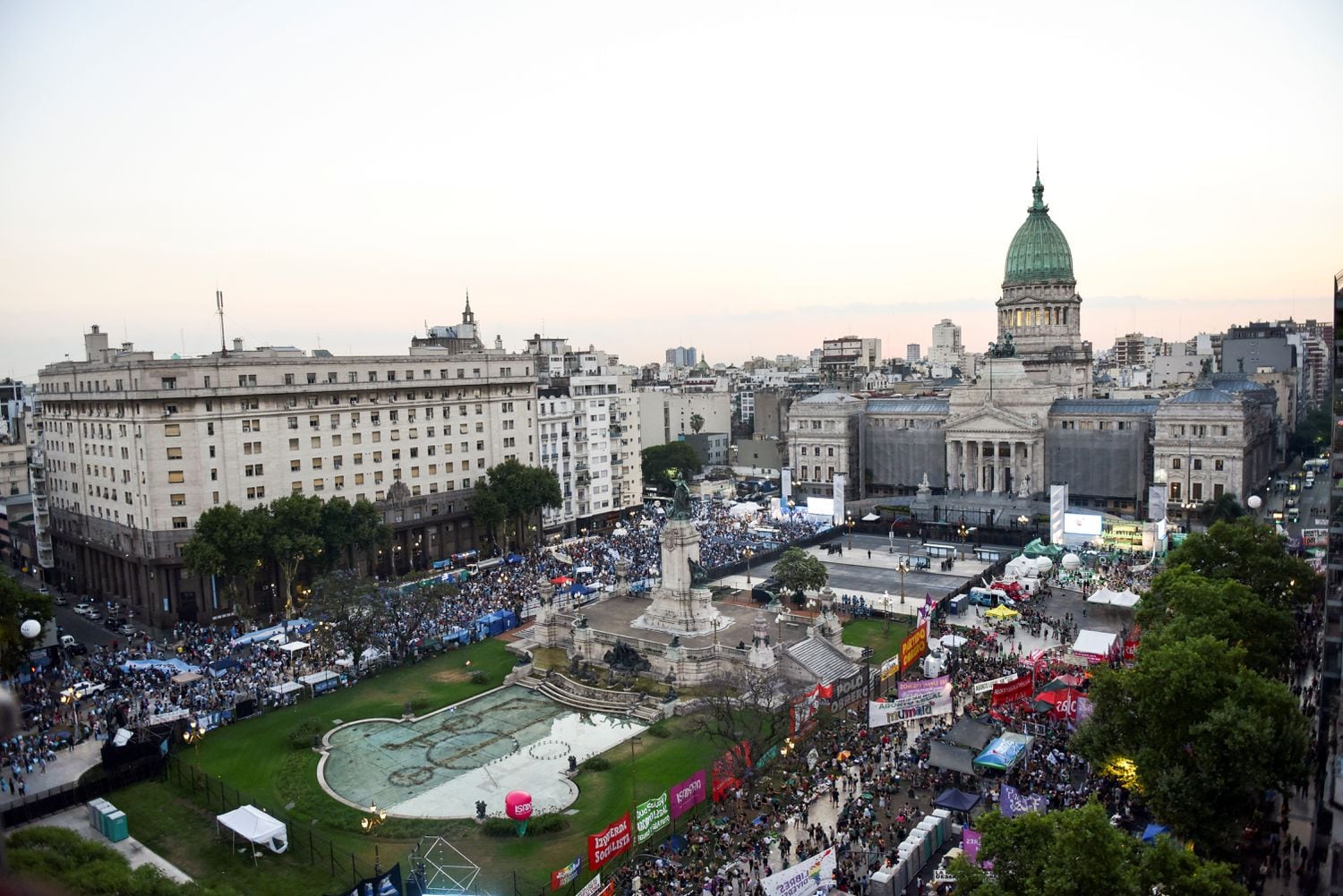 Manifestantes a favor y en contra del aborto legal se concentran frente al Congreso argentino, el 29 de diciembre.