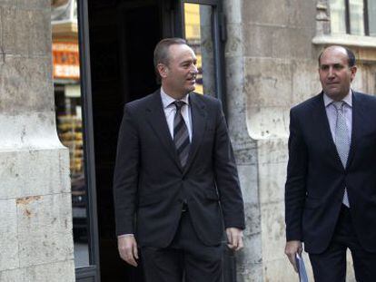 El presidente del Consell, Alberto Fabra, y el ya exconsejero de Economía, Enrique Verdeguer, este viernes ante el Palau de la Generalitat.