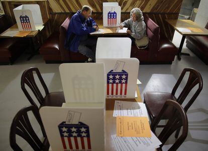 John i Colleen Kramer emeten el seu vot a Caplinger Mills, Missouri.