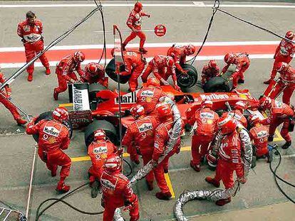 Los mecánicos del equipo Ferrari realizan un repostaje durante el pasado Gran Premio de España de F-1.