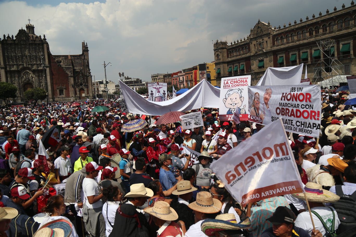 Miles de personas gritan en el Zócalo de Ciudad de México el día 18 de marzo de 2023. El presidente López Obrador convocó a sus seguidores a un mitin político en conmemoración de la expropiación petrolera en México.