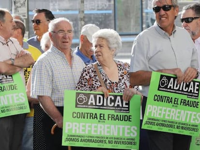 Algunos de los preferentistas que protestaron a las puertas del juzgado.