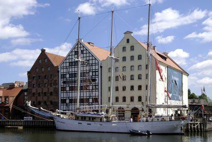Los aficionados a la navegación disfrutarán en el Museo Marítimo Nacional (nmm.pt) de Gdansk, que ofrece una crónica sobre la historia marítima y el papel de este bullicioso puerto del Báltico a lo largo de los siglos. Su multimillonaria sede acoge la exposición interactiva permanente ‘Gente-embarcaciones-puertos’, así como el MS Doldek, la primera embarcación que se construyó en los astilleros de la ciudad durante la posguerra, y la Zuraw, grúa de carga del siglo XV que en su época fue la mayor del mundo. Los graneros de la isla de Olowianka, en el río Motlawa, contienen otras muestras que ilustran la historia de la navegación polaca desde sus primeros días hasta la actualidad, así como maquetas de viejos buques de guerra, una canoa del siglo IX, instrumentos de navegación o artillería naval, entre otros objetos. Un servicio de ferri gratuito del museo comunica la grúa con la isla.