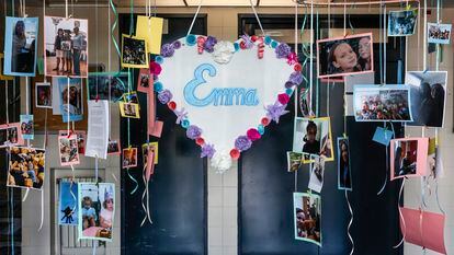 Fotografías y carteles en recuerdo de Emma, ​​la niña de 12 años, en el instituto de Viver y Jérica.