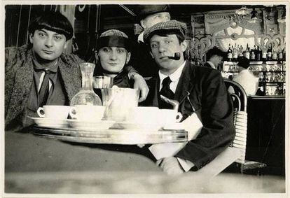 A la derecha el joven migrante Pablo Picasso junto con su colega polaco, Moïse Kisling y, en el medio, la actriz francesa Marguerite Jeanne Puech (Pâquerette) en un café de París (1916)