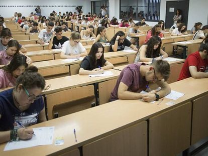 Estudiantes andaluces, este lunes, en la prueba de acceso a la Universidad celebrada en Sevilla.