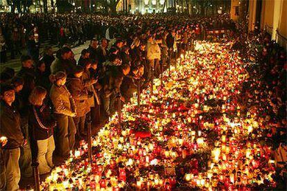 Cientos de personas observan miles de velas colocadas anoche ante la sede del Obispado de Cracovia.