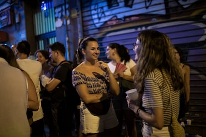 María Rodríguez, con sus amigas Lucía Monzón y Leire Redondo, el jueves en la verbena de San Cayetano, en Madrid.