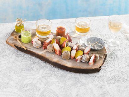 No solo se presume de pulpo en Galicia. En el archipiélago se puede disfrutar a la canaria, cocinado a la brasa y acompañado de papas y mojo.