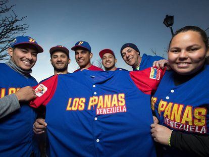 Miembros del equipo de softball madrileño Los Panas de Venezuela. Desde la izquierda. Luis Salazar, Gerson Godoy, César Pérez, Carlos Alfaro, Víctor Miraglia y Marielis Sánchez.