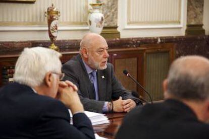 El fiscal general, en el centro, en su reunión de este lunes con miembros del Cermi.