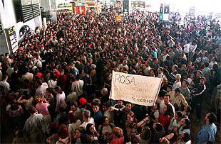 Los seguidores de Rosa esperan su llegada en el aeropuerto de Barcelona.