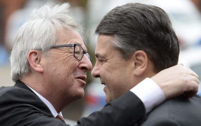Jean-Claude Juncker, presidente de la Comisi&oacute;n (izquierda), y el vicecanciller alem&aacute;n, Sigmar Gabriel, este lunes en Nauen (Alemania).