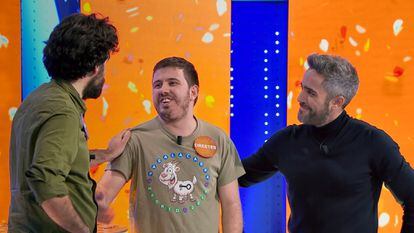 Orestes Barbero (centro) felicita a Rafa Castaño por su victoria ante la mirada del presentador del programa, Roberto Leal.