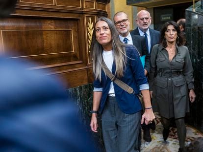 Miriam Nogueras, al frente de otros diputados de Junts, el miércoles a su llegada a la sesión de investidura de Pedro Sánchez en el Congreso.