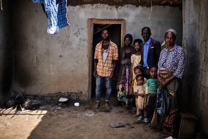 Hosea Kombe (padre) y Mwamini Maombi (madre) en la entrada de su casa en Dzaleka. Llegaron hace cinco años de la RDC. 