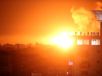 Explosión tras un ataque aéreo israelí en la franja de Gaza el viernes.