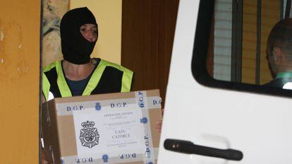 Un agente requisa documentaci&oacute;n del Ayuntamiento de Estepona.