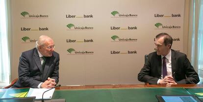 Manuel Azuaga, presidente de Unicaja Banco, y Manuel Menéndez, consejero delegado.