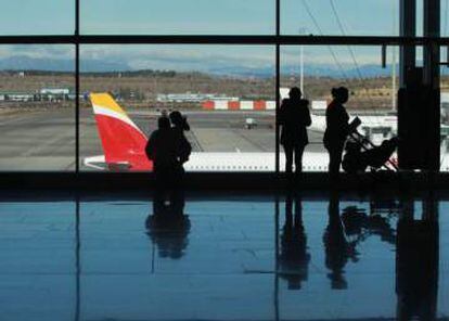 Vista de un avión de Iberia desde el interior de la T4 del aeropuerto de Barajas. 
 