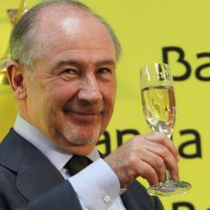 El presidente de Bankia, Rodrigo Rato, brinda tras dar el tradicional toque de campana en el inicio de la negociación en Bolsa de las acciones de Bankia.