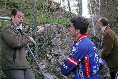 En la Senda del Oso, Rubiera y Sañudo, presidente de FEVE, escuchan a Roberto García, cuidador de <i>Paca</i> y <i>Tola.</i>