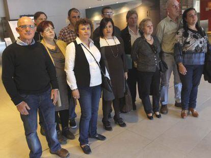 La familia de Eugenio Olaciregui, asesinado por ETA, ayer en un acto en San Sebastián.