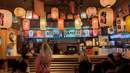 Los farolillos japoneses y la estética manga destacan en el local de gastronomía japonesa Igo Ramen. 