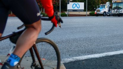 Un ciclista circula por el exterior de la sede de Meta en Mountain View, California
