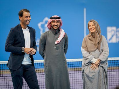 De izquierda a derecha, Rafa Nadal; el Príncipe Abdulaziz bin Turki Al Saud, y la presidenta de la Federación de Tenis de Arabia Saudí, Arij Mutabagani.