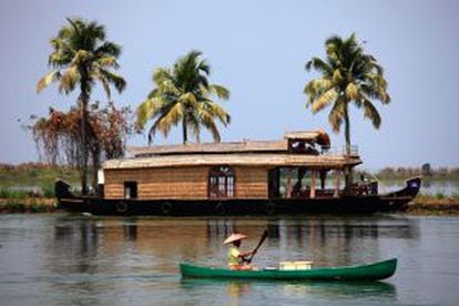 Un 'houseboat' navegando por los 'backwaters' de Kerala, en el sur de Imdia.
