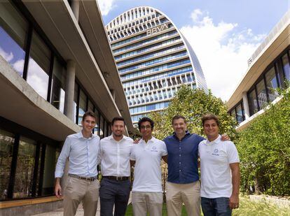 Varios directivos de BBVA Spartk junto a los cofundadores de Payflow en la sede del banco en Madrid.