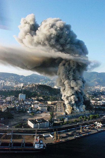 Vista de la columna de humo durante el incendio en la Ciudad de la Samba.