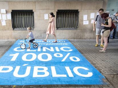 Pancarta a la porta de l'Hospital Clínic de Barcelona.