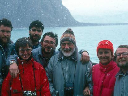 De izquierda a derecha, Jerónimo López (geólogo), Sieglinde Ott, (botánica de Alemania), Ricardo Gutiérrez (fotógrafo de EL PAÍS), Manuel Bañón (meteorólogo), Eduardo Martínez de Pisón (geógrafo), Malén Aznarez (periodista de EL PAÍS) y Alfredo Arche (geólogo), durante la campaña antártica 1989-90 en la base española Juan Carlos I.