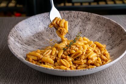Pasta tradicional de Cerdeña, 'malloreddus alla campidanese', uno de los platos del restaurante Boccondivino, en Madrid.
