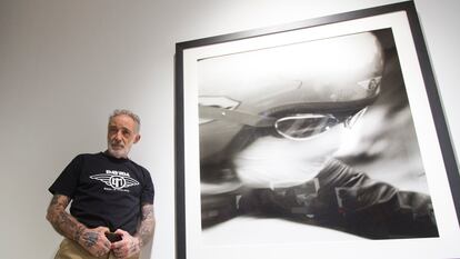 Alberto García-Alix delante de una fotografía suya expuesta en La Térmica de Málaga.