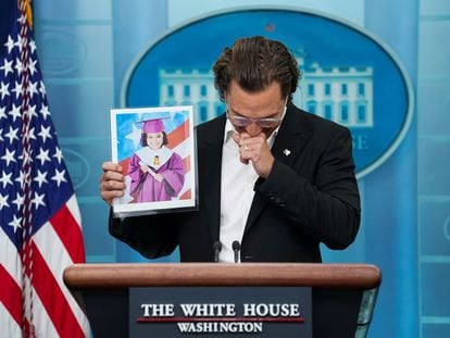 El actor Matthew McConaughey durante su emocionado discurso el martes en la Casa Blanca (Washington), sosteniendo una foto de Alithia Ramírez, una de las víctimas de la masacre de Uvalde.