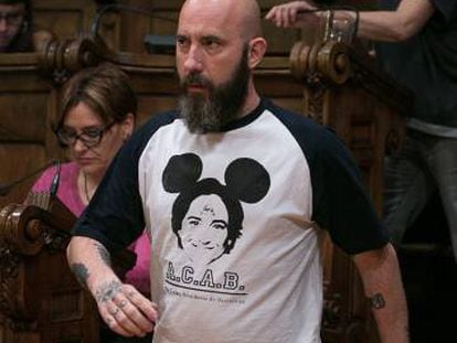 Josep Garganté entra en el Pleno en vestit de bany i amb una samarreta de Ada Colau.