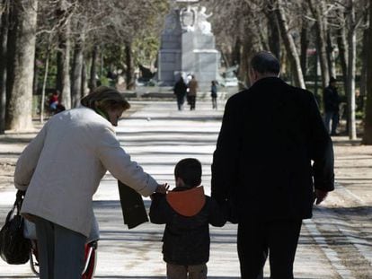 Unos abuelos acompañan a su nieto en el parque del Retiro de Madrid.