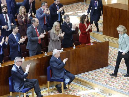 La expresidenta madrileña Esperanza Aguirre (d) recibe los aplausos de Isabel Díaz Ayuso, Joaquín Leguina y Alberto Ruiz-Gallardón.