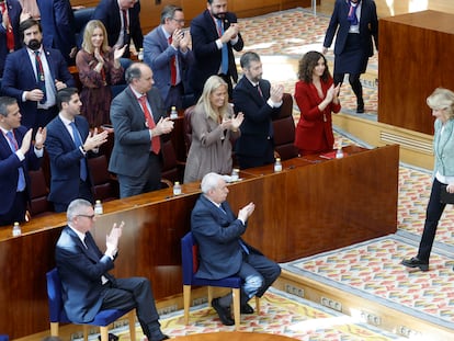 La expresidenta madrileña Esperanza Aguirre (d) recibe los aplausos de Isabel Díaz Ayuso, Joaquín Leguina y Alberto Ruiz-Gallardón.