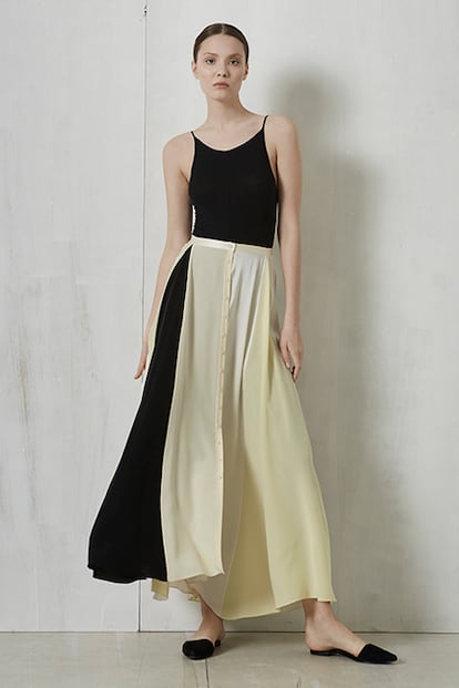 Cortana
Sedas, algodones y linos provenientes de empresas textiles italianas y francesas sirven de lienzo para las creaciones de la diseñadora Rosa Esteva. Todas sus colecciones se fabrican en pequeños talleres de Barcelona y no dejan de ganar adeptas. Tanto si te casas como si eres invitada, no dejes de echar un ojo a sus propuestas.