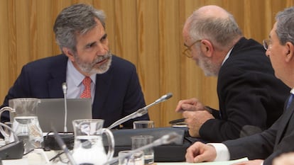 El presidente del Consejo General del Poder Judicial, Carlos Lesmes (a la izquierda), en un pleno del CGPJ en Pontevedra en enero.