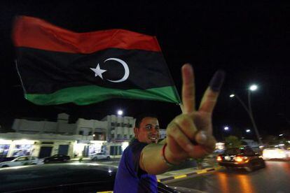 Un hombre celebra con el signo de la victoria el final del primer d&iacute;a de votaciones en Libia.
